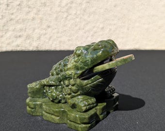 Jade Money Toad Carving – Large Feng Shui Wealth Toad – Hand-Carved Jade Sculpture for Prosperity, Protection & Abundance