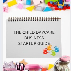 Puede incluir: Un cuaderno de espiral con el texto "THE CHILD DAYCARE BUSINESS STARTUP GUIDE" y huellas de manos coloridas. La imagen tambi&eacute;n presenta varios juguetes infantiles coloridos y una m&aacute;quina de chicles.