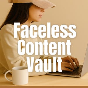 Puede incluir: Una persona con una gorra de béisbol de pana beige y una sudadera beige, usando una computadora portátil. Una taza blanca está sobre la mesa. Se muestra el texto "Faceless Content Vault", junto con "100 Hooks • 90 Days of Content" y "17 Pages - PLR | MRR".