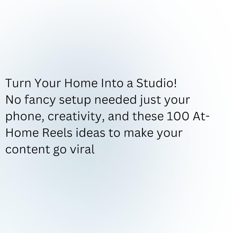 Op de afbeelding: Tekst op een witte achtergrond: "Verander je huis in een studio! Geen ingewikkelde opstelling nodig, alleen je telefoon, creativiteit en deze 100 idee&euml;n voor Reels thuis om je content viraal te laten gaan."