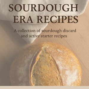 Puede incluir: Portada de libro de cocina con el t&iacute;tulo "IN YOUR SOURDOUGH ERA RECIPES" en texto marr&oacute;n. Debajo, se lee "A collection of sourdough discard and active starter recipes". Una hogaza de pan en primer plano. El libro es un PDF imprimible de 68 p&aacute;ginas.