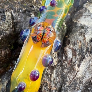 Verziertes Glas Cabochum mit Schmetterlingsmuster. Mit Silber geräuchert. Hergestellt in den USA