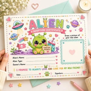 Op de afbeelding: Een kleurrijk adoptiecertificaat voor aliens met het woord "ALIEN" in grote, veelkleurige letters. Het certificaat toont een schattig groen alien-personage, planeten, sterren en de tekst "FOREVER FRIENDS". Het bevat ruimtes om de naam, het type en de eigenaar van de alien in te vullen.