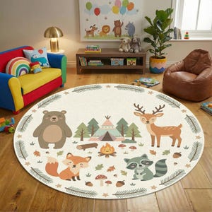 Pode incluir: Tapete redondo creme com tema de floresta. Apresenta um urso, raposa, veado, guaxinim, tipi, fogueira, árvores e folhas. A borda tem um padrão de agulhas de pinheiro e estrelas. Ideal para o quarto de uma criança.