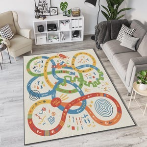 Può includere: Un colorato tappeto gioco per bambini con un design a mappa stradale. Il tappeto presenta strade tortuose in rosso, blu, verde e giallo, con illustrazioni di auto, impronte e frecce. Le parole "FAST ZONE" sono stampate sul tappeto.