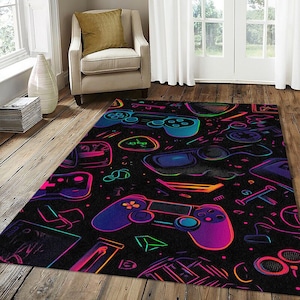 Puede incluir: Alfombra rectangular negra con un patrón de mando de videojuegos de color neón. La alfombra presenta un diseño repetido de mandos de juego, consolas y otros iconos relacionados con los juegos en tonos de rosa, azul, verde y amarillo.