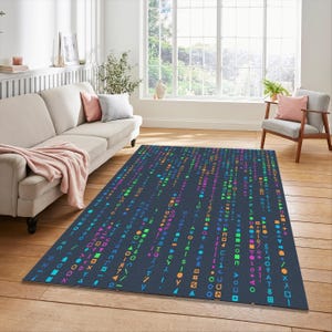 Puede incluir: Una alfombra rectangular con un fondo azul oscuro y un patrón colorido de formas geométricas y símbolos en tonos verdes, naranjas, morados y azules. La alfombra está sobre un suelo de madera en un salón.