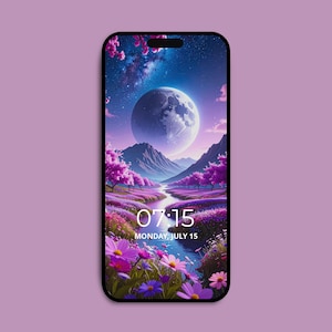 Op de afbeelding: Een smartphone toont een digitaal landschap met een grote maan, bergen en een rivier. Het scherm toont de tijd 07:15 en de datum maandag 15 juli. De scène is gevuld met paarse en roze bloemen en bomen.
