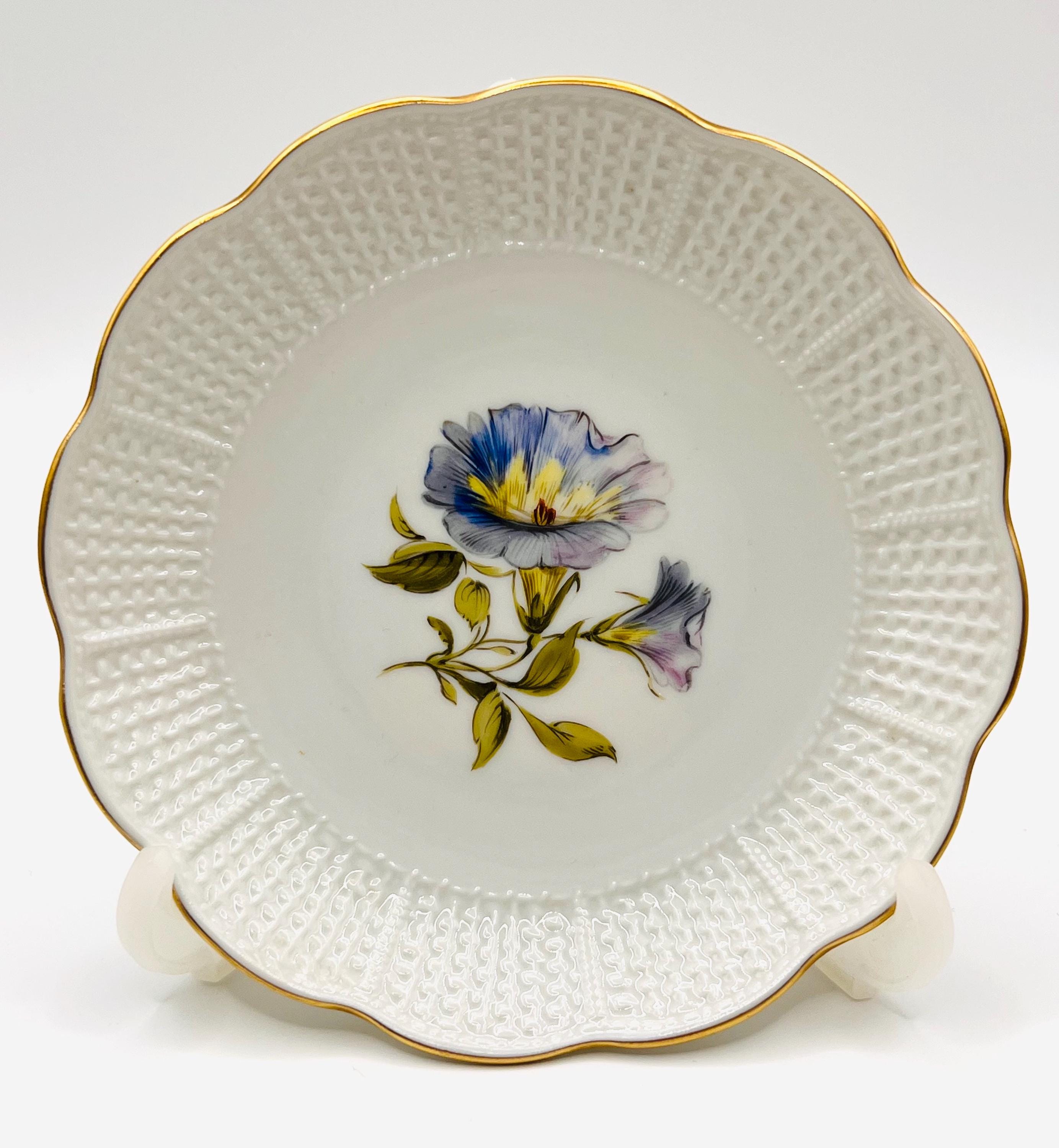 王侯貴族が愛した白い黄金　手描きの花と編み目模様　ルートヴィヒスブルクの小皿 ヴィンテージ ルートヴィヒスブルク磁器 花皿 – 手描き 朝顔 – ドイツ