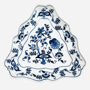 Bol triangular de porcelana vintage azul Danubio de Japón con estampado de cebolla azul.