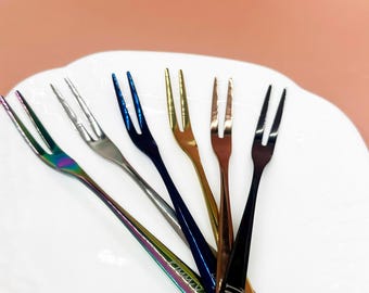 Tenedor de postre personalizado de acero inoxidable, disponible en 5 colores, ideal para pastel y fruta, un recuerdo perfecto para bodas.