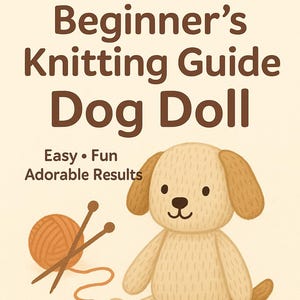 Może przedstawiać: Beżowa ilustracja lalki w kształcie psa z brązowymi uszami i ogonem, w towarzystwie pomarańczowej kuli przędzy i drutów do robienia na drutach. Tekst brzmi "Beginner's Knitting Guide Dog Doll" i "Easy • Fun • Adorable Results."