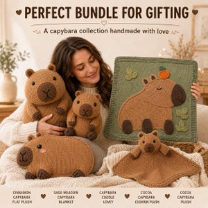 Könnte beinhalten: Eine Sammlung gestrickter Capybara-Artikel, darunter zwei Plüschfiguren, ein flaches Plüschtier, ein Schmusetuch und eine quadratische Decke mit einem Capybara mit einer Orange auf dem Kopf. Der Text lautet PERFECT BUNDLE FOR GIFTING und A capybara collection handmade with love.