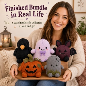 Può includere: Una collezione di cinque peluche lavorati a maglia a mano che include un uccello nero con becco arancione, un fantasma viola chiaro con un fiocco, un pipistrello viola scuro, una zucca arancione e una lapide grigia con dettagli in erba verde.