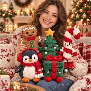 Puede incluir: Un conjunto de cinco peluches navideños tejidos que incluye un hombre de jengibre marrón con lazo rojo, un árbol de Navidad verde con estrella amarilla, un bastón de caramelo rojo y blanco, un pingüino con orejeras y bufanda rojas y un regalo verde.