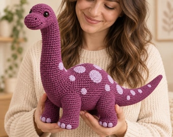 Diplodocus Häkelanleitung (PDF), Lila Dinosaurier Amigurumi, Dolly der verträumte Diplodocus