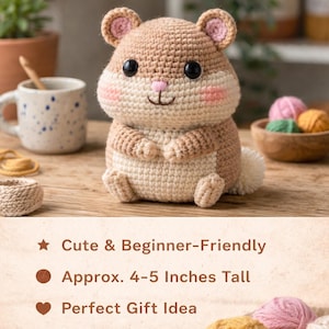 Op de afbeelding: Een gehaakt hamsterspeeltje in bruin en cr&egrave;me, met roze accenten. Het handgemaakte knuffel is ongeveer 10-13 cm hoog. De tekst "FINISHED PRODUCT" staat bovenaan de afbeelding.