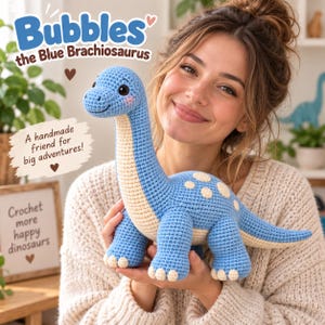 Pode incluir: Um dinossauro Brachiosaurus de crochê azul com barriga e manchas na cor creme. O texto na imagem diz: Bubbles the Blue Brachiosaurus, A handmade friend for big adventures!, e Crochet more happy dinosaurs.