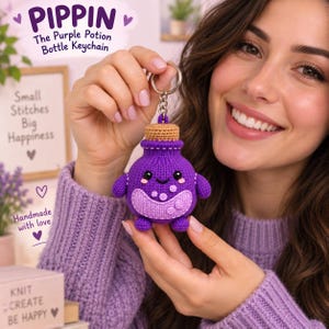 Puede incluir: Un llavero de ganchillo con forma de botella de poción morada, con un tapón de corcho color canela, una cara sonriente con ojos negros y un parche abdominal morado claro con detalles circulares. Incluye anilla y cadena de metal plateado.