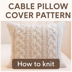 Könnte beinhalten: Ein gestrickter Zopfmuster-Kissenbezug in Hellbeige. Das Kissen hat ein detailliertes Zopfmuster auf der Vorderseite. Der Text oben lautet "CABLE PILLOW COVER PATTERN" und ein Banner unten sagt "How to knit".