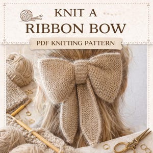 Puede incluir: Un lazo de cinta tejido de color marrón claro es el punto focal de esta imagen. El lazo está sujeto al cabello de una persona. La imagen también incluye agujas de tejer, hilo y el texto "Knit a Ribbon Bow PDF Knitting Pattern."
