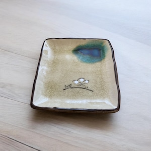 Ensemble d&#39;assiettes artisanales japonaises en céramique : glaçure craquelée beige, accent bleu-vert