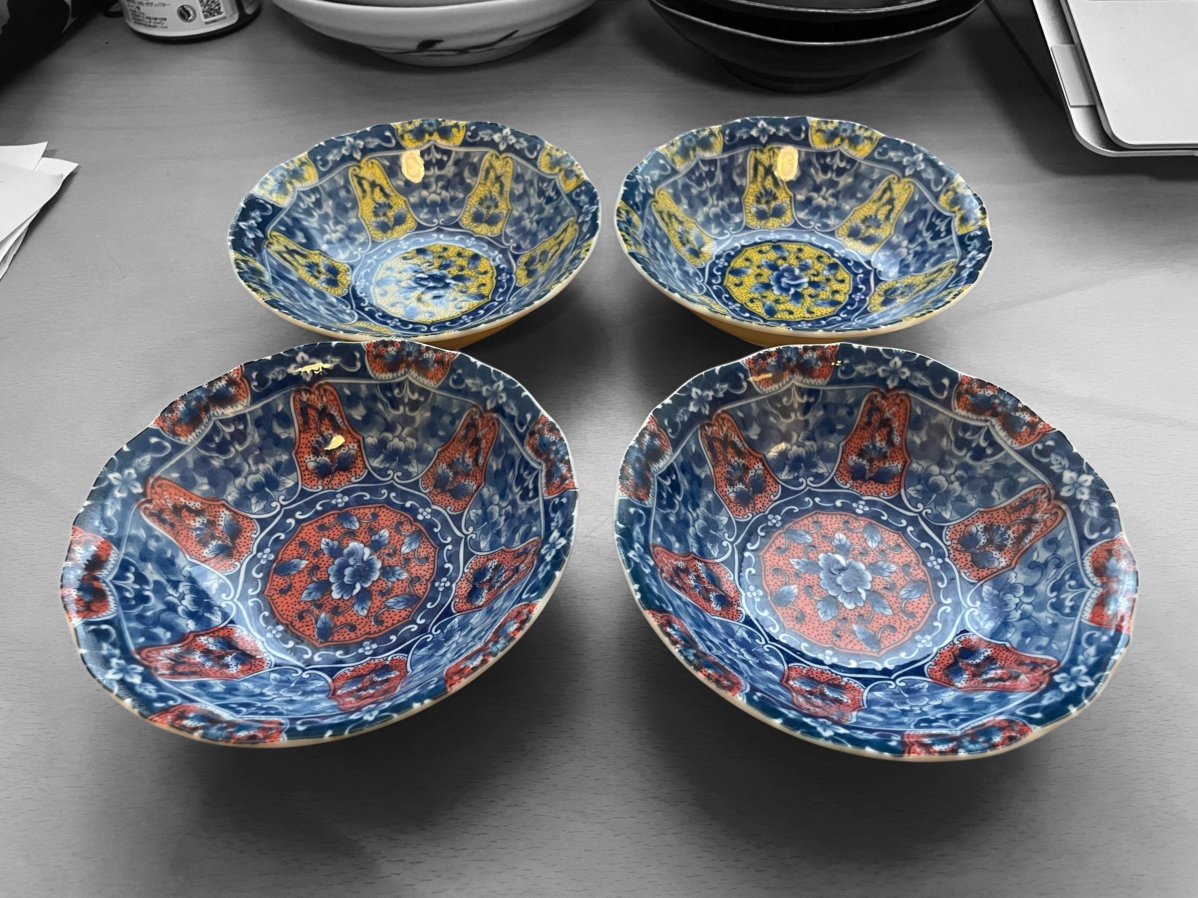 手描きの日本の磁器ボウル：青と金の花模様 4個セット - Etsy 日本