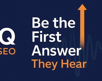 Op de afbeelding: Een afbeelding met de tekst "VOQ SEO" en "Be the First Answer They Hear" op een donkerblauwe achtergrond. Een oranje pijl wijst omhoog en er is een groen microfoonpictogram aanwezig.