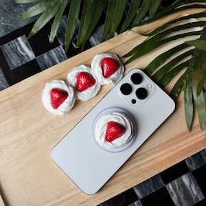 Soporte para teléfono MagSafe hecho a mano con diseño de fresa y crema – Accesorio para teléfono y Kindle
