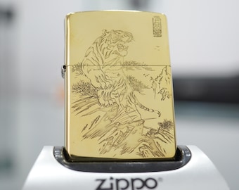 Isqueiro Zippo com Tigre Gravado - Zippo Personalizado em Latão com Dupla Face - Arte de Caligrafia Asiática - Design Zen da Montanha do Tigre
