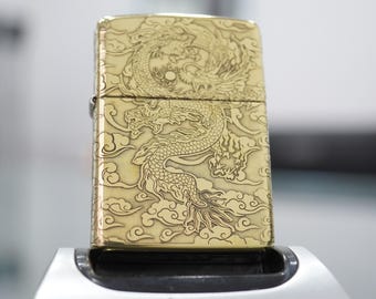 Briquet gravé Zippo Flying Dragon - armure personnalisée en laiton Zippo - Art du dragon céleste sur les nuages - cadeau de la mythologie orientale