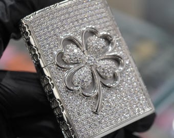 Zippo Trébol de Cuatro Hojas con Diamantes de Circonita - Encendedor Zippo de Lujo con Funda Personalizada con Diamantes de Imitación - Amuleto de la Suerte Regalo Ejecutivo