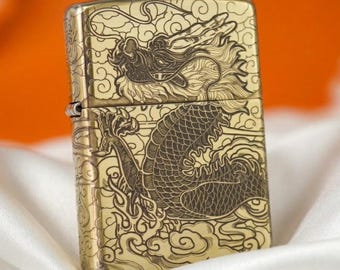 Isqueiro Zippo Dragon Armor em latão, com gravação profunda e sem emendas em 5 lados, representando um dragão imperial em voo, um presente de luxo premium para homens.