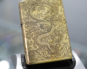 Isqueiro personalizado Dragon Zippo Armor Brass, com gravação profunda e sem emendas em 5 lados, representando um dragão voando nas nuvens.