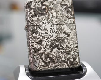 Zapalniczka Zippo ze srebra próby 925 z ręcznie grawerowanym motywem węża – lite srebro, głęboko rzeźbiony wzór węża, luksusowy prezent kolekcjonerski dla mężczyzn