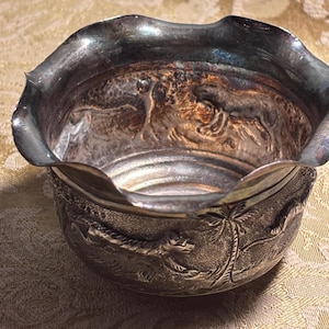 Vide-poches vintage en repoussé d&#39;argent