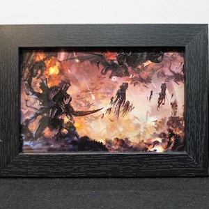 Puede incluir: Una impresión enmarcada que presenta una escena de batalla de fantasía detallada. La obra de arte muestra explosiones, figuras oscuras y criaturas de otro mundo. El marco es negro.