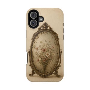 Puede incluir: Una funda para teléfono con fondo beige y una ilustración central de un marco ovalado, ornamentado y dorado de estilo antiguo. Dentro del marco hay un ramo de flores silvestres en tonos apagados. La funda tiene un recorte negro para la cámara.