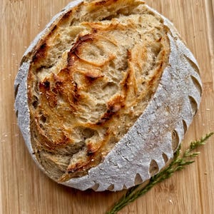 Chleb rzemieślniczy na zakwasie – świeży, domowy, prosty bochenek, rękodzieło