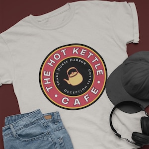 Regalo vintage per giocatori: The Hot Kettle Cafe - Danger On Deception Island - Maglietta ispirata a Nancy Drew