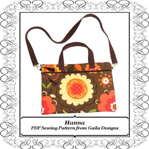 Puede incluir: Un bolso bandolera de estampado floral marrón y naranja con cierre de cremallera y una correa larga. El bolso está etiquetado como "Hanna PDF Sewing Pattern from Gaia Designs".