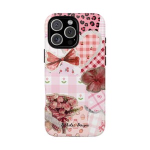 Puede incluir: Una funda de teléfono con un diseño de patchwork con cuadros de vichy rosas, estampados florales y lazos. Un ramo de flores y un hibisco rojo también están incluidos en el diseño. La funda tiene el texto "Bibliotec Designs".