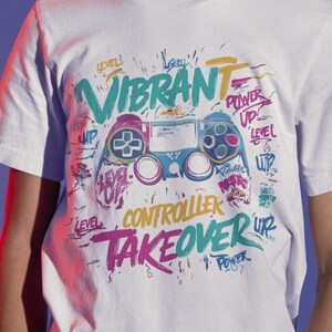 カラフルなゲーマーシャツ｜鮮やかなコントローラーTシャツ｜カジュアルゲーミングTシャツ｜レベルアップグラフィックTシャツ｜ゲーマーへのビデオゲームギフト