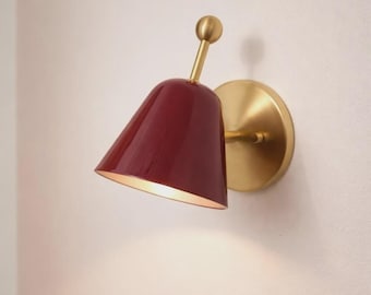 Aplique de parede vintage artesanal em latão com acabamento creme, estilo meados do século XX | Detalhe de luxo para interiores elegantes