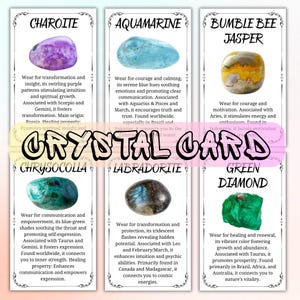 Op de afbeelding: Zes kristallen kaarten met edelstenen: Charoiet, Aquamarijn, Bumble Bee Jaspis, Chrysocolla, Labradoriet en Groene Diamant. Elke kaart bevat de naam van de edelsteen, een beschrijving van de eigenschappen en bijbehorende sterrenbeelden.