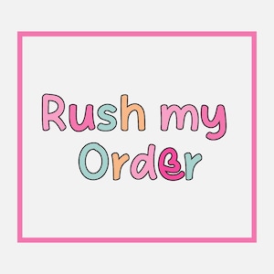 Puede incluir: Gráfico cuadrado con el texto "Rush my Order" en letras de burbujas coloridas. El texto está delineado en negro y sobre un fondo blanco, enmarcado por un borde rosa.