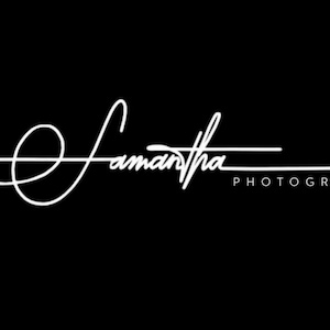 Puede incluir: Un fondo negro con el texto blanco en cursiva "Samantha PHOTOGRAPHY". La palabra "Samantha" está escrita en una escritura fluida, con "PHOTOGRAPHY" en una fuente simple y limpia debajo.