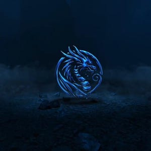 Könnte beinhalten: Ein blaues Drachenemblem, kreisförmig, vor einem dunklen, atmosphärischen Hintergrund. Der Drache ist aufwendig detailliert, mit einem stilisierten Design. Die Gesamtästhetik ist Fantasy-Themen, mit Fokus auf die Form des Drachen und die kühle Farbpalette.