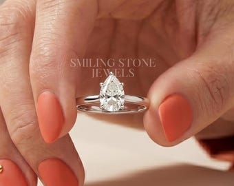 Anillo de compromiso solitario de banda fina con diamante cultivado en laboratorio en forma de pera, anillo de promesa de oro blanco macizo de 14k, regalo personalizado minimalista en forma de lágrima.