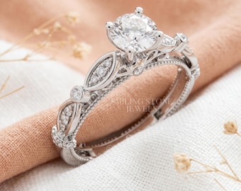 Anillo de novia de estilo antiguo con diamantes redondos cultivados en laboratorio y engaste de filigrana tipo catedral, y conjunto de alianza de oro blanco de 10k con forma de marquesa y diseño de hojas.